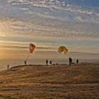 mit dem Gleitschirm in den Sonnenuntergang fliegen