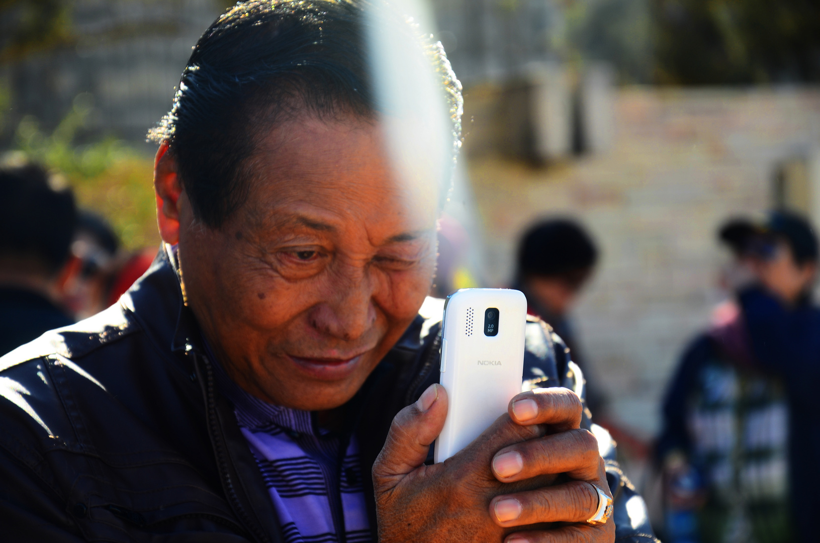 mit dem Handy fotografierender fernasiatischer Tourist beim Ausblick über Jerusalems Altstadt