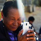 mit dem Handy fotografierender fernasiatischer Tourist beim Ausblick über Jerusalems Altstadt