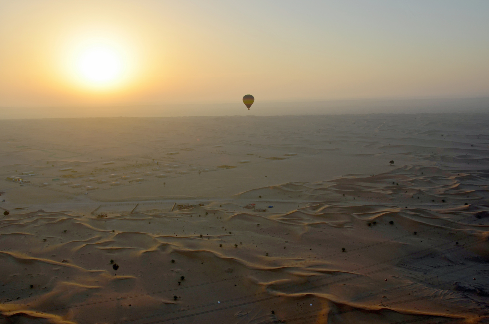 Mit dem Heißluftballon über der Wüste von Dubai