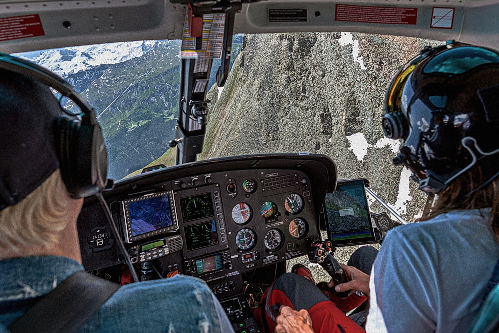 ... mit dem Helikopter von Air Zermatt am Matterhorn (1)