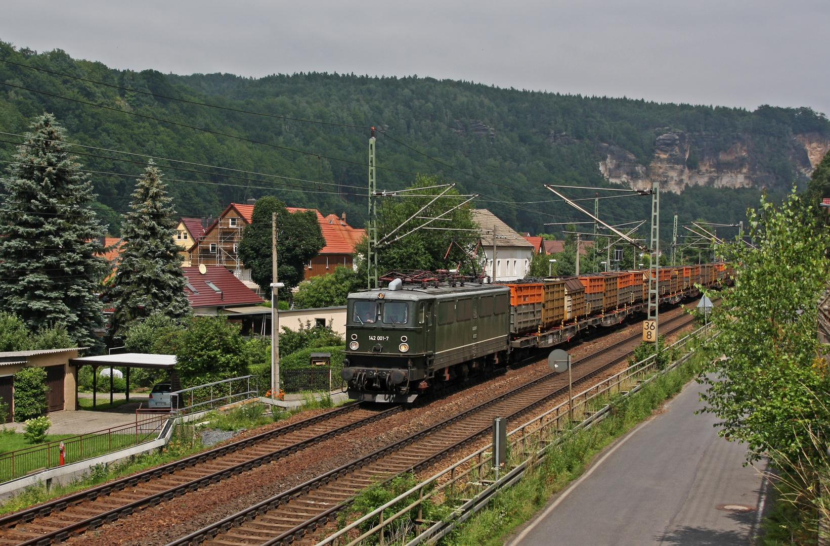 Mit dem Holzroller an der Elbe entlang