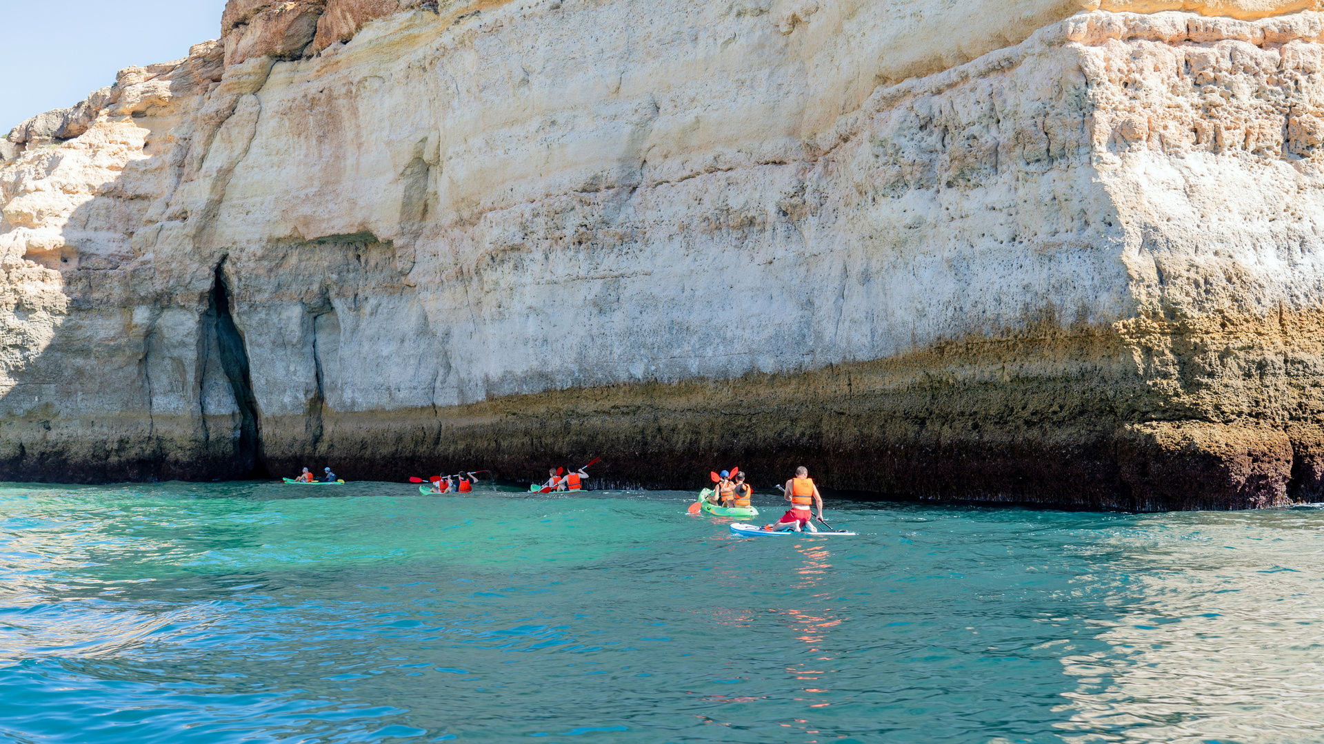 Mit dem Kayak an den Klippen (Vers01)
