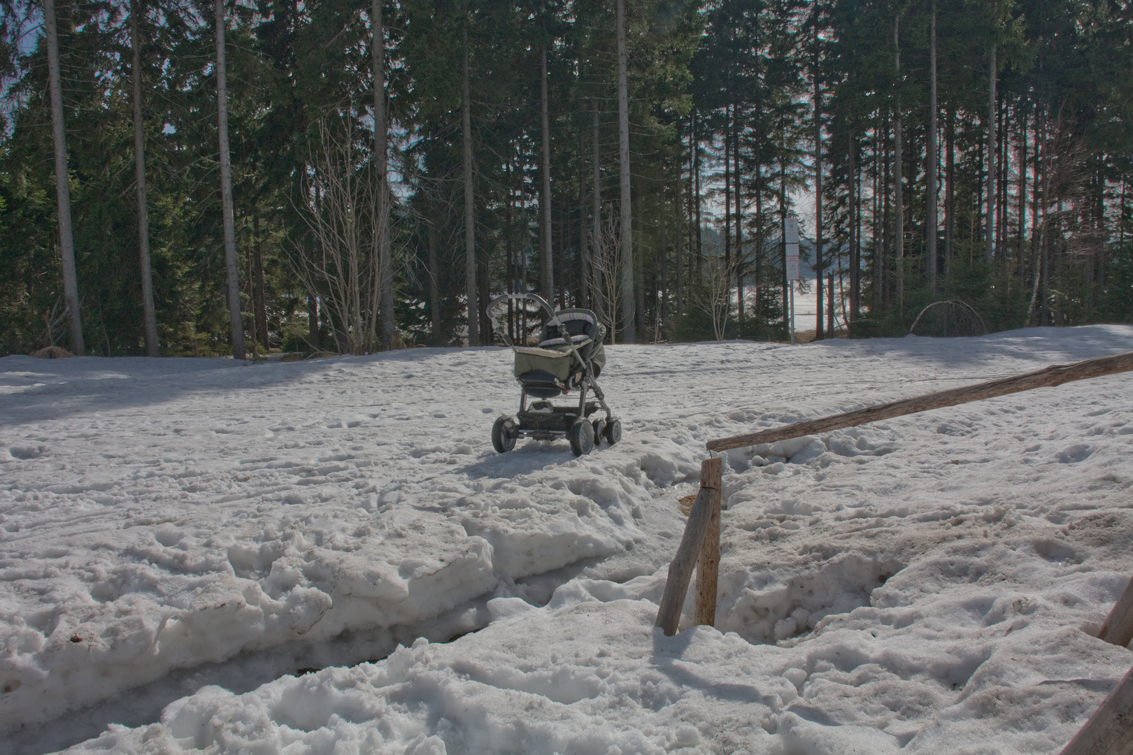 Mit dem Kinderwagen durch den Schnee bei 16 Grad Plus aber es war die Erfahrung wert.