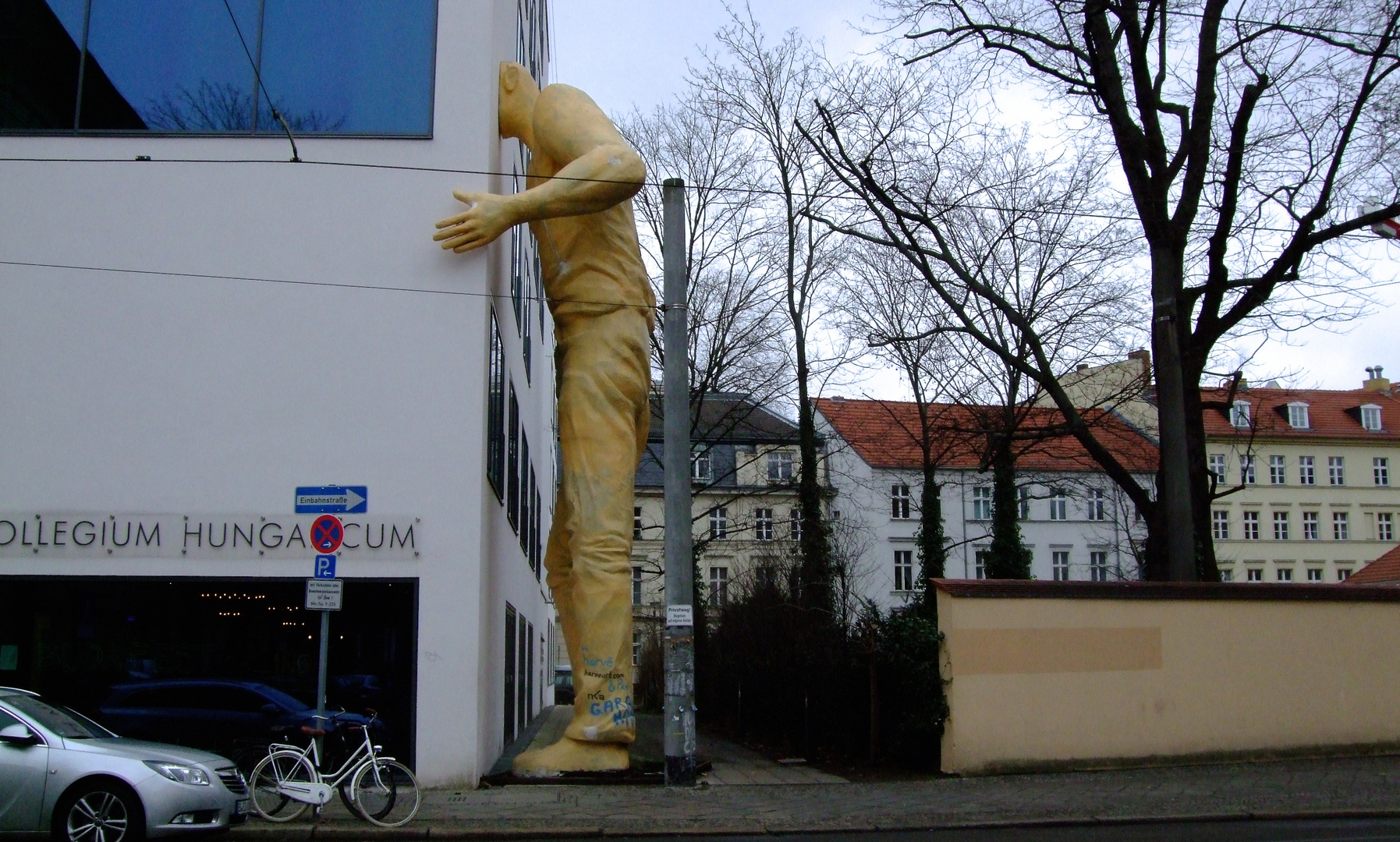 Mit dem Kopf durch die Wand