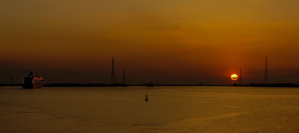 Mit dem letzten "echten"Sonnenuntergang für einige Tage "melde" ich mich wieder zurück