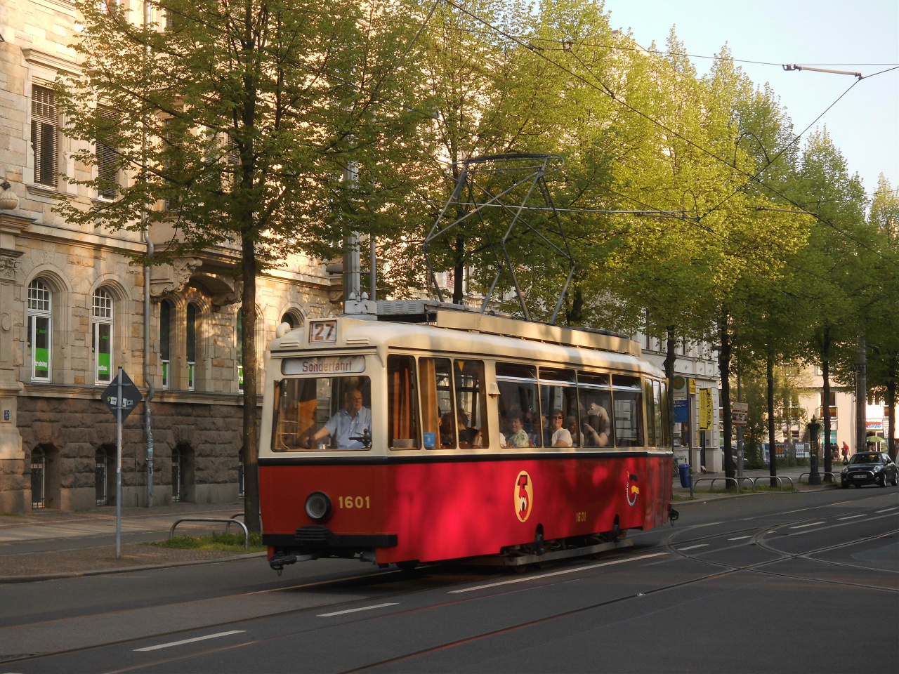 Mit dem Lowa - Triebwagen durch Leipzig.