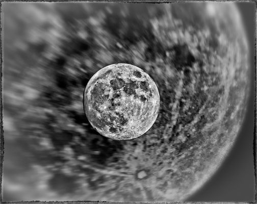 MIT DEM MOND SPIELEN.....