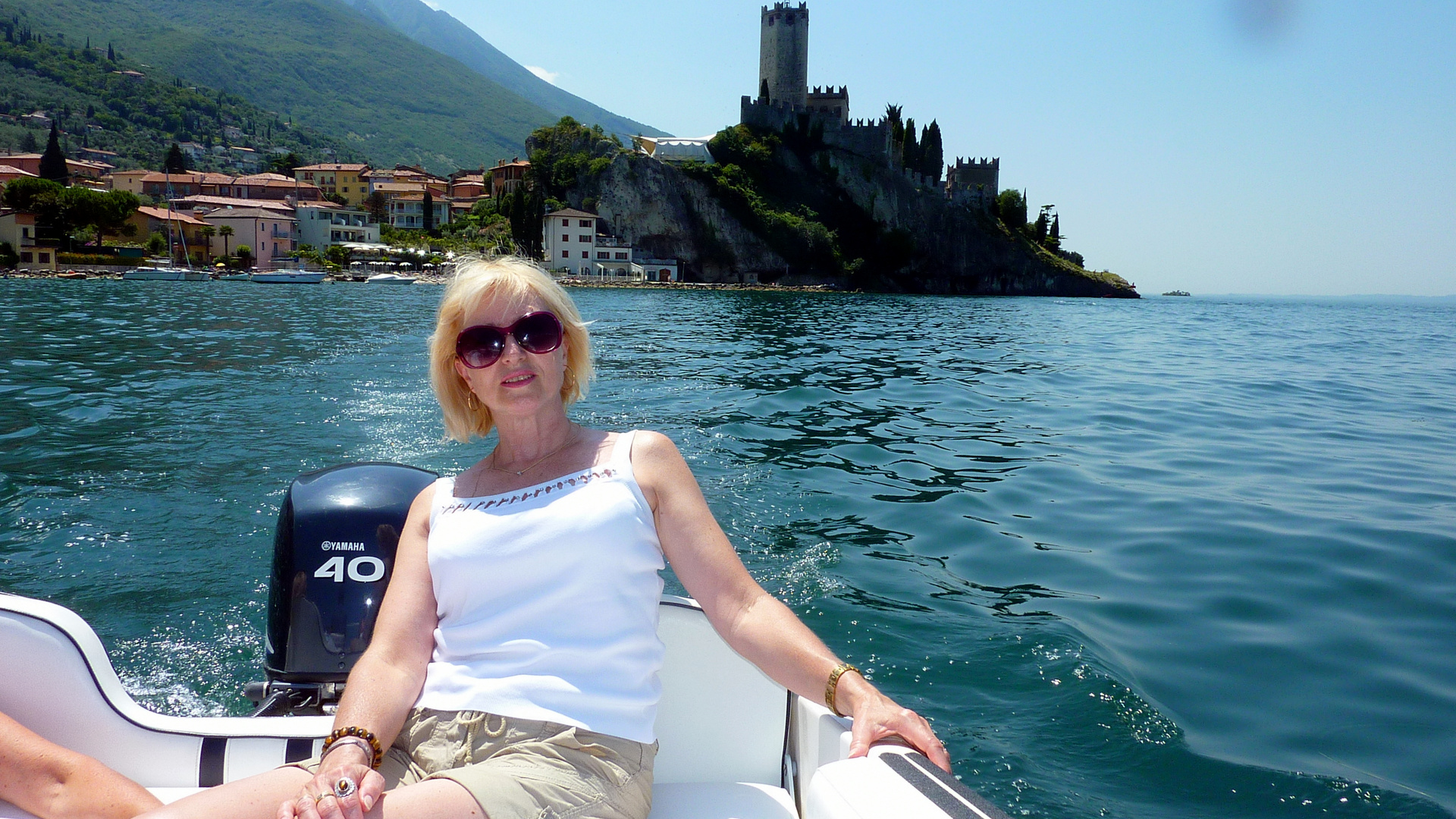 Mit dem Motorboot auf dem Gardasee