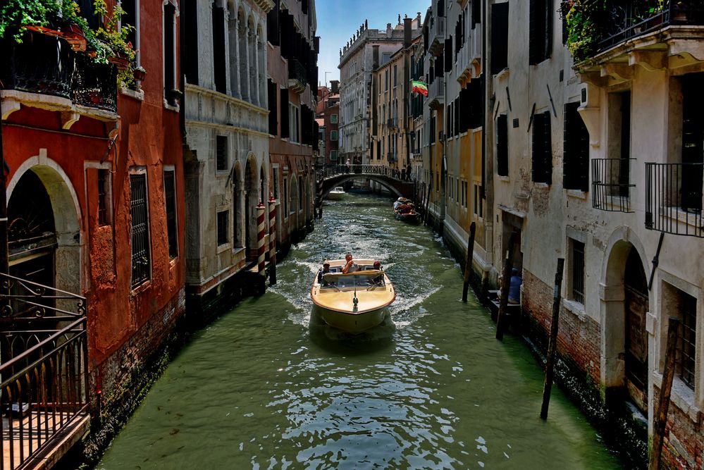  Mit dem Motorboot durch Venedig