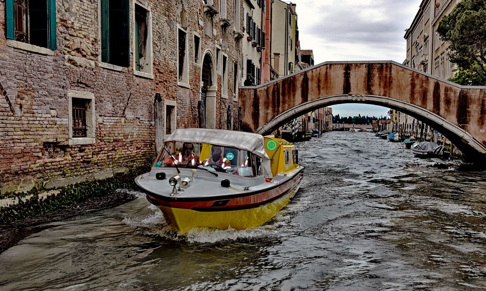 Mit dem Motorboot durch Venedig