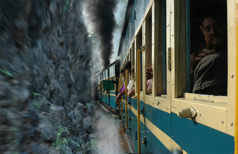 Mit dem Nilgiri Express durch die Berge,