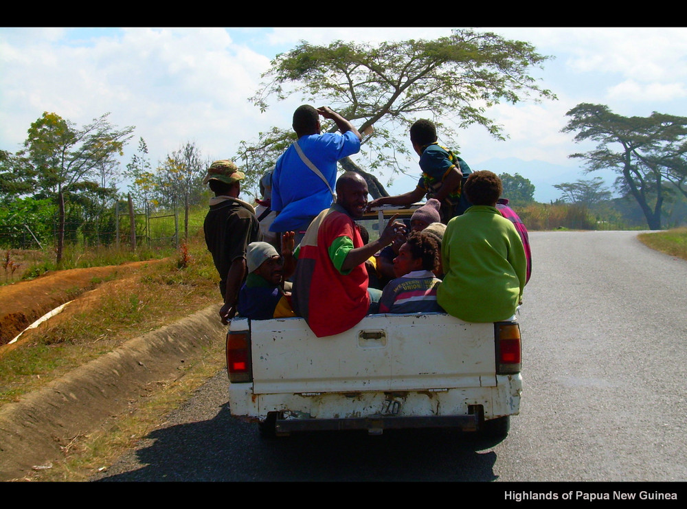Mit dem Pickup ins nächste Dorf ... (Reisen in Papua Neu Guinea) von Siggi Sauerstoff