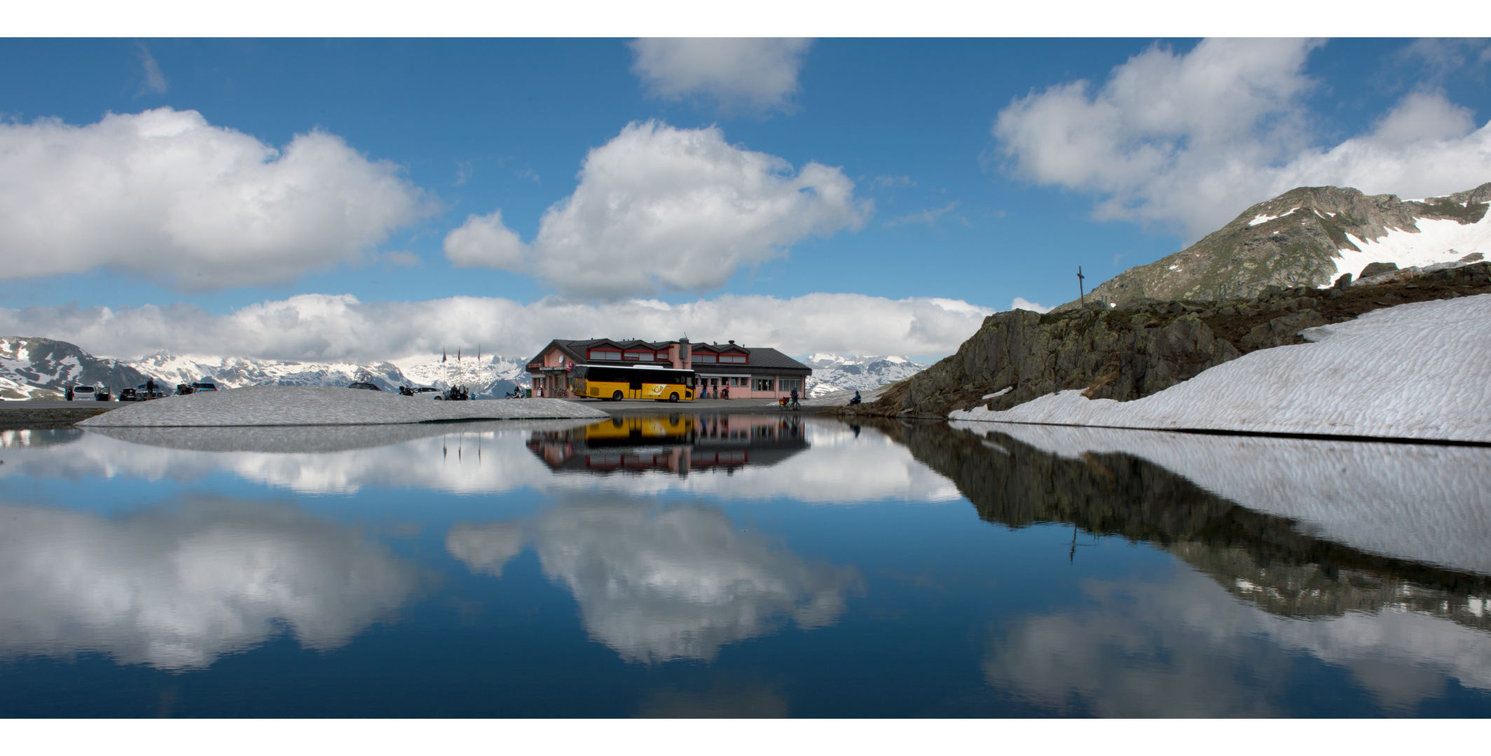 Mit dem Postauto über den Nufenenpass 2478 m, der höchste Strassenpass der Schweiz.