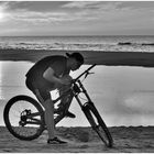 mit dem Rad am Strand