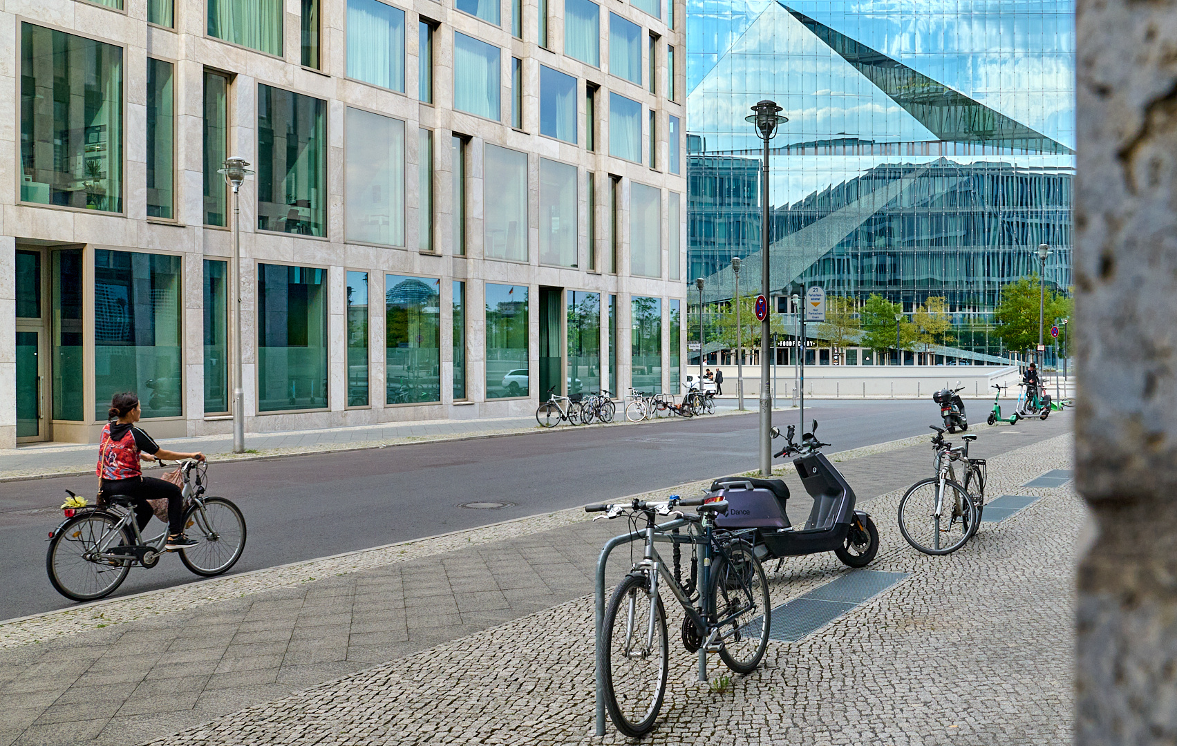 Mit dem Rad zu den Berliner Spiegelpyramiden, links in dem Gebäude spiegelt sich auch die…