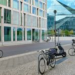 Mit dem Rad zu den Berliner Spiegelpyramiden, links in dem Gebäude spiegelt sich auch die…