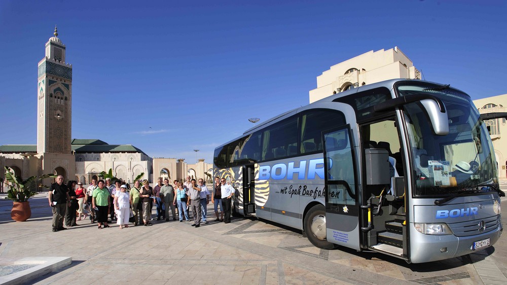 Mit dem Reisebus in Casablanca - Im Hintergrund die Moschee von Hassan II.