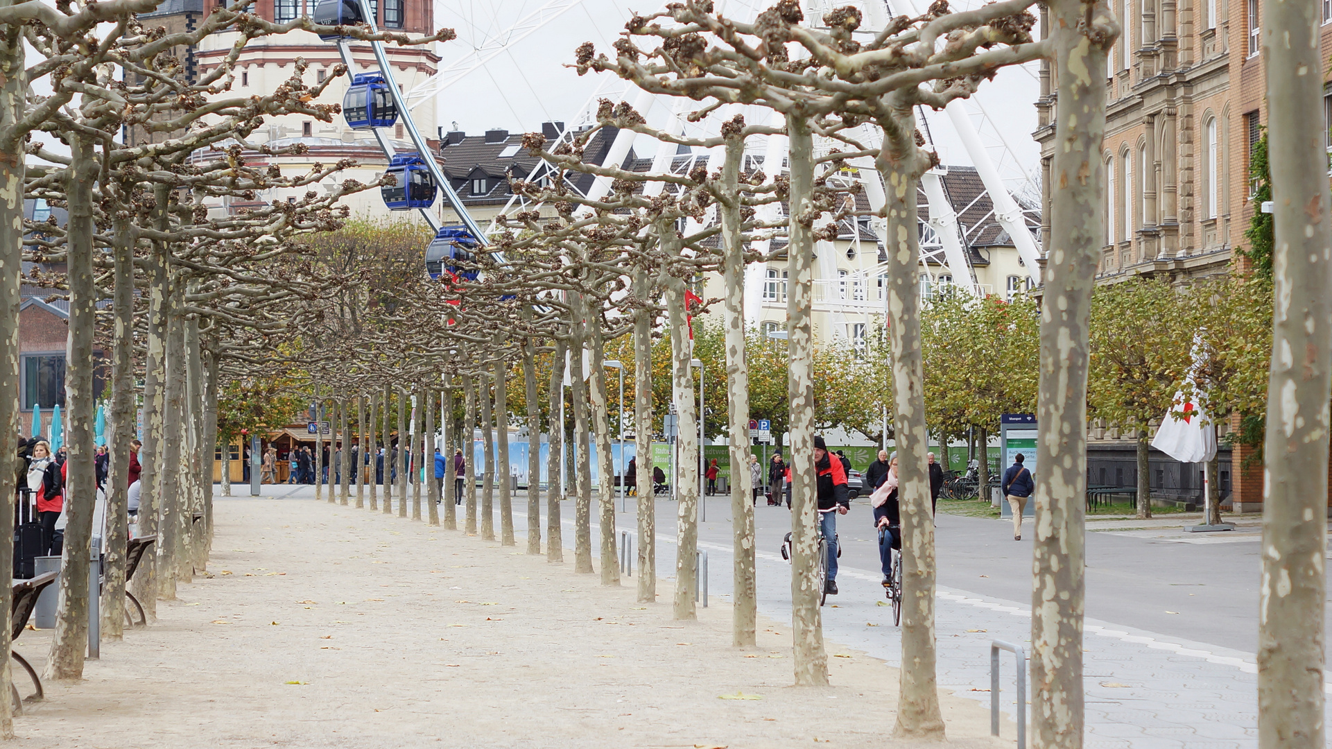 mit dem riesenrad beginnt die weihnachtzeit