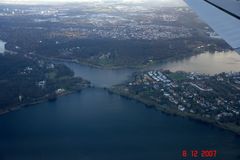 mit dem "Rosinenbomber" über der Glienicker Brücke