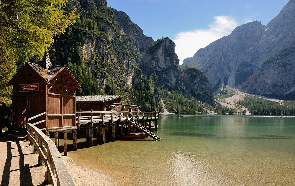 Mit dem Ruderboot kann man über den Pragser Wildsee fahren, er...