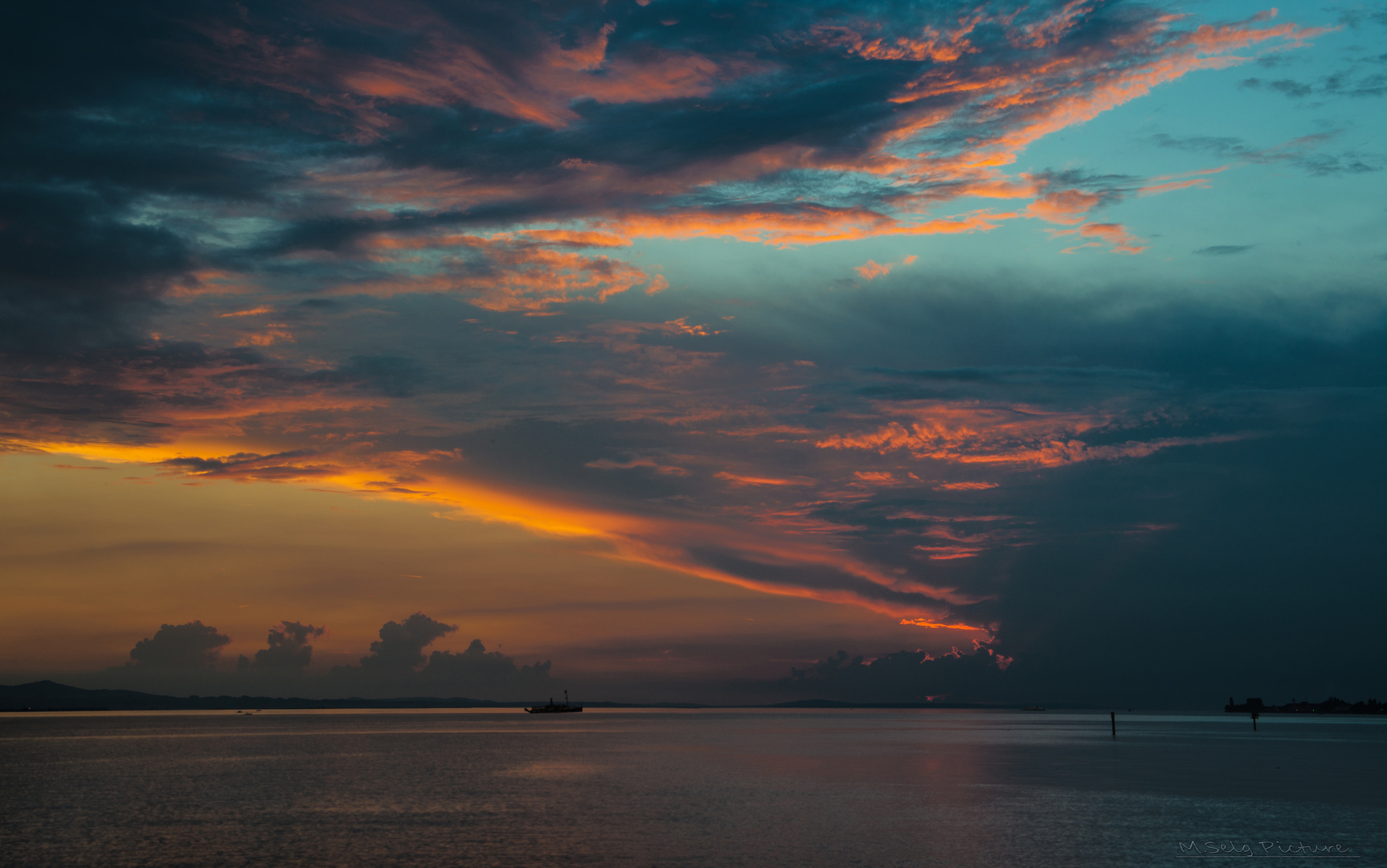 Mit dem Schiff in den Sonnenuntergang