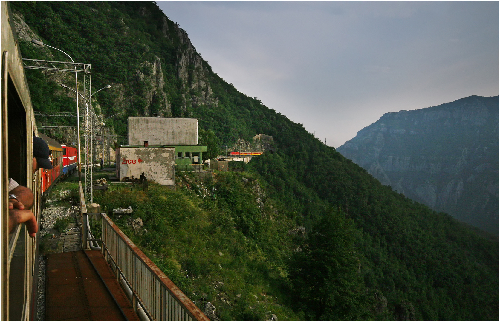 Mit dem Schnellzug durch die Berge L