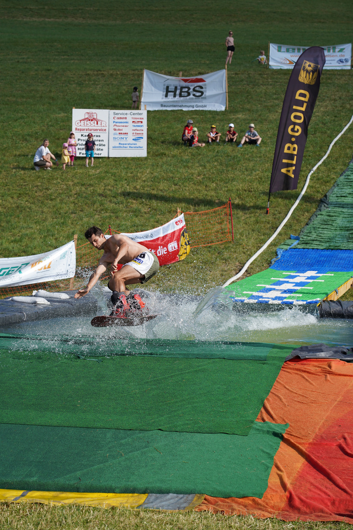 Mit dem Snowboard übers Wasser