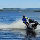 mit dem Snowmobil über's Wasser