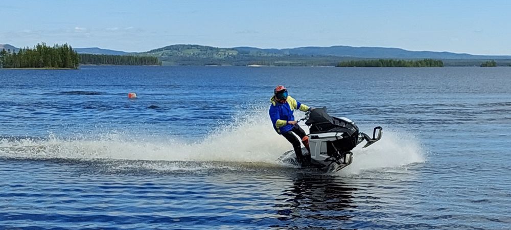 mit dem Snowmobil über's Wasser