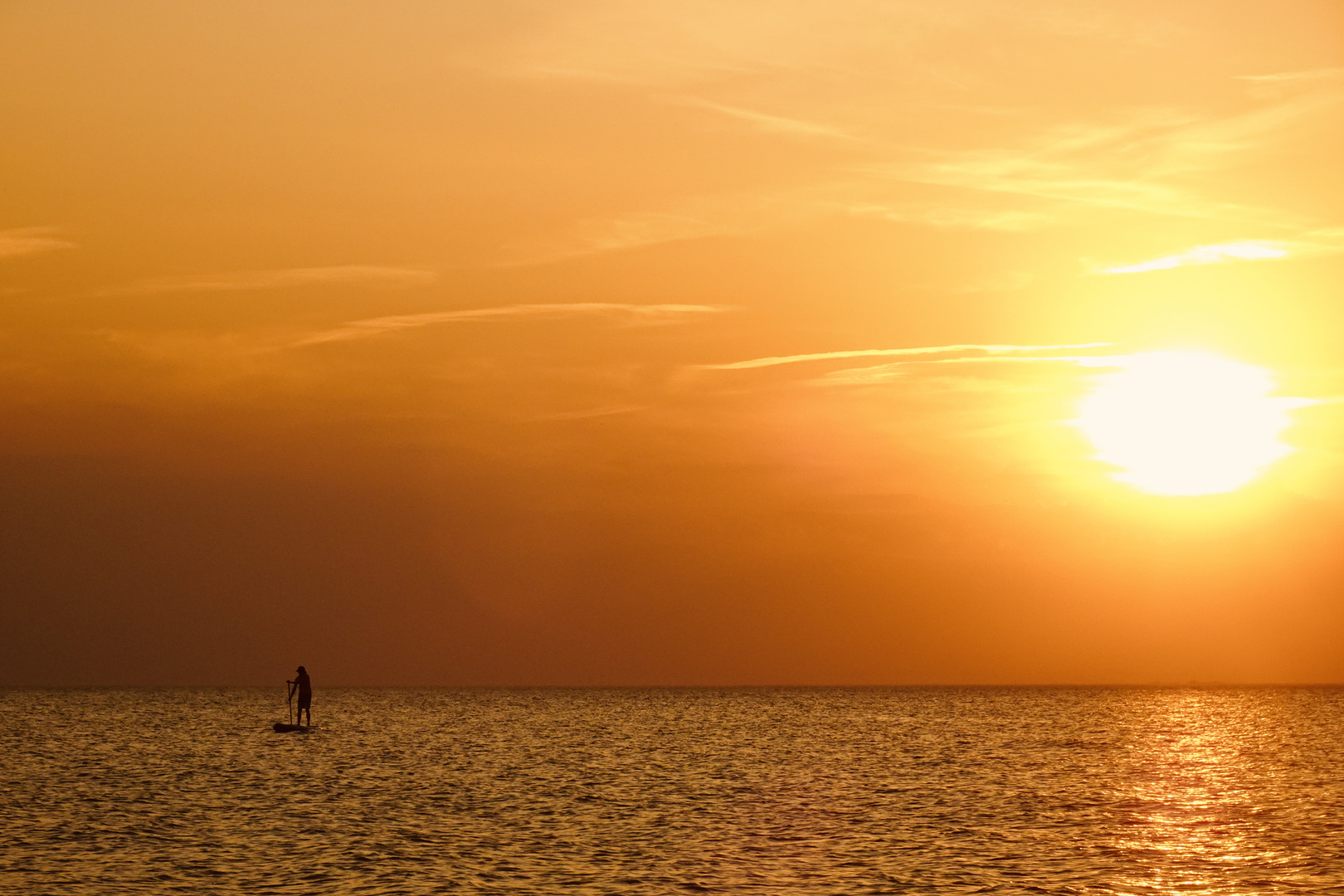 Mit dem Sup Board in den Sonnenuntergang