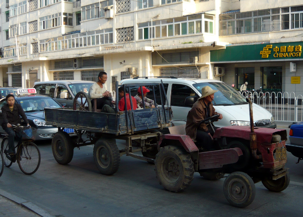 Mit dem Traktor in der großen Stadt