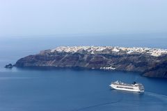 Mit dem Tretboot an Oia und der Caldera vorbei auf offene Meer