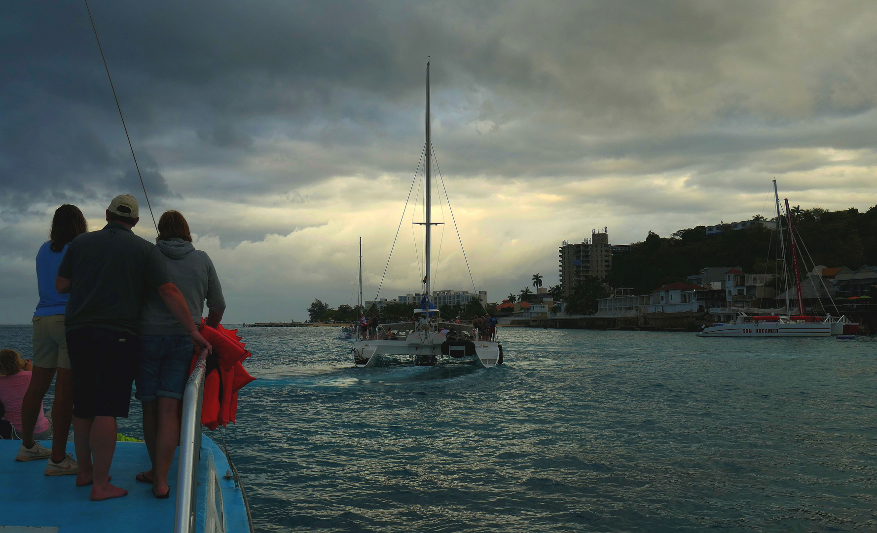 Mit dem Trimaran dem Sonnenuntergang entgegen