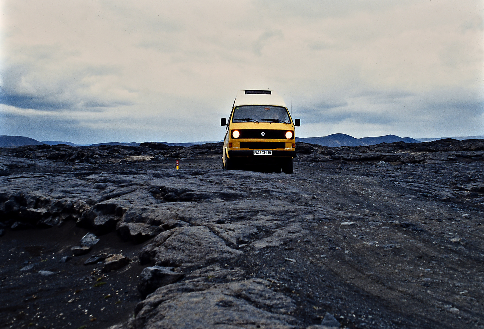 Mit dem VW-Bus in der Lava-Wüste