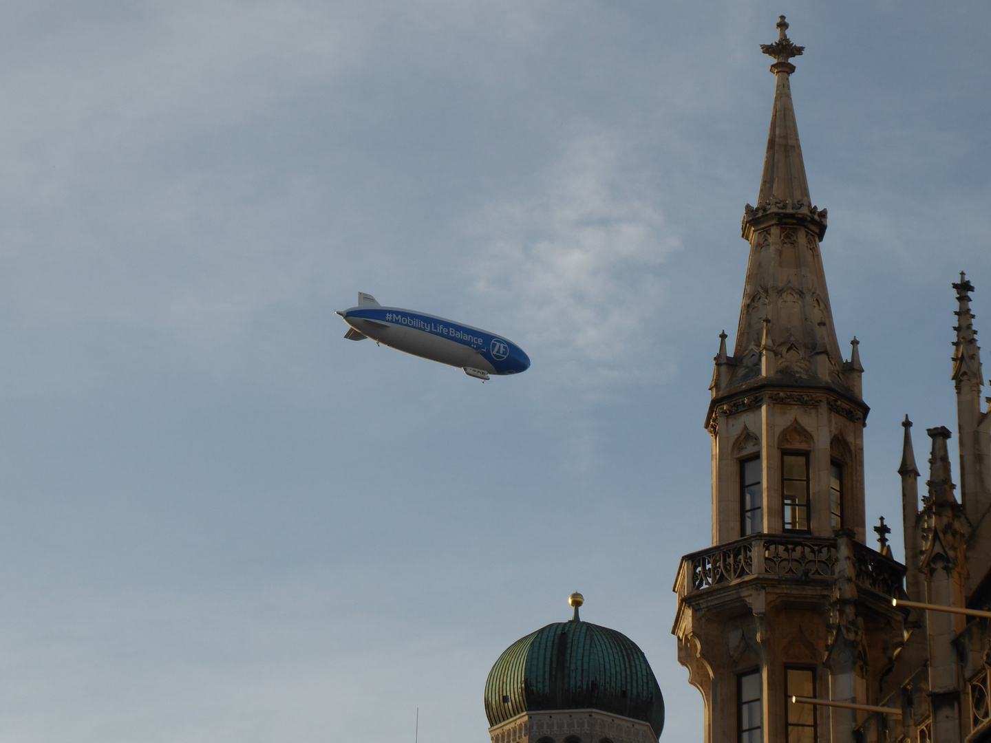 Mit dem Zeppelin ins Rathaus...