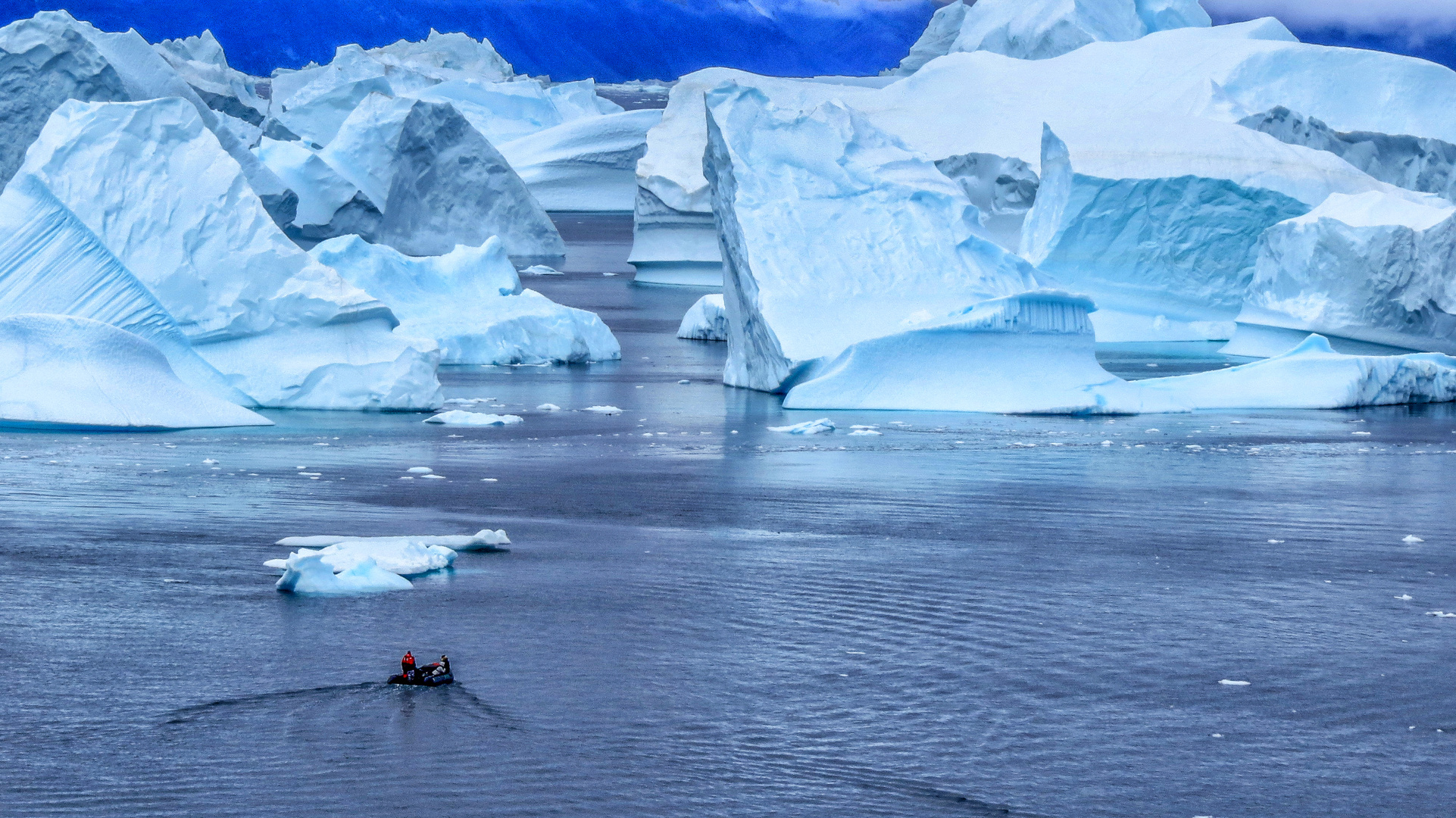 Mit dem Zodiak hinein in die Eisberge vor Ost Grönland     