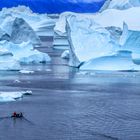 Mit dem Zodiak hinein in die Eisberge vor Ost Grönland     