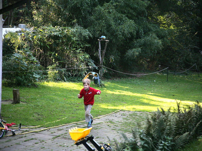 mit dem zwieback in der hand