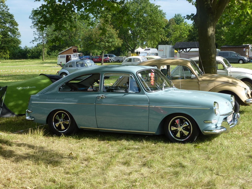 mit den Kinder und unserem VW Fließheck am Campingplatz