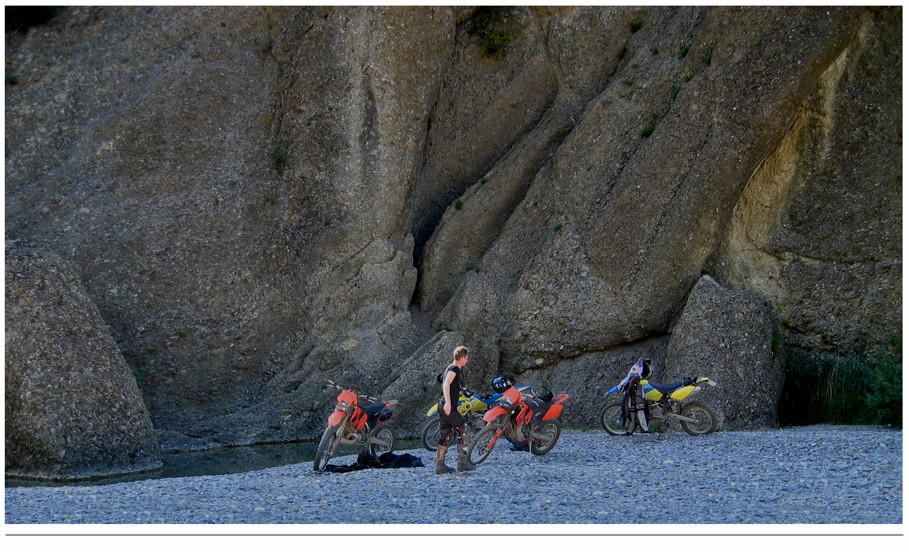 ... Mit den KTM `s und den Husabergs am Fluss ....