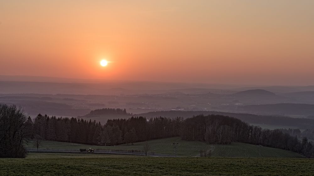 mit den Traktor in den Sonnenuntergang