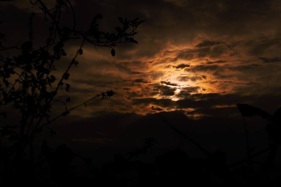 Mit den Wolken spielt sie...