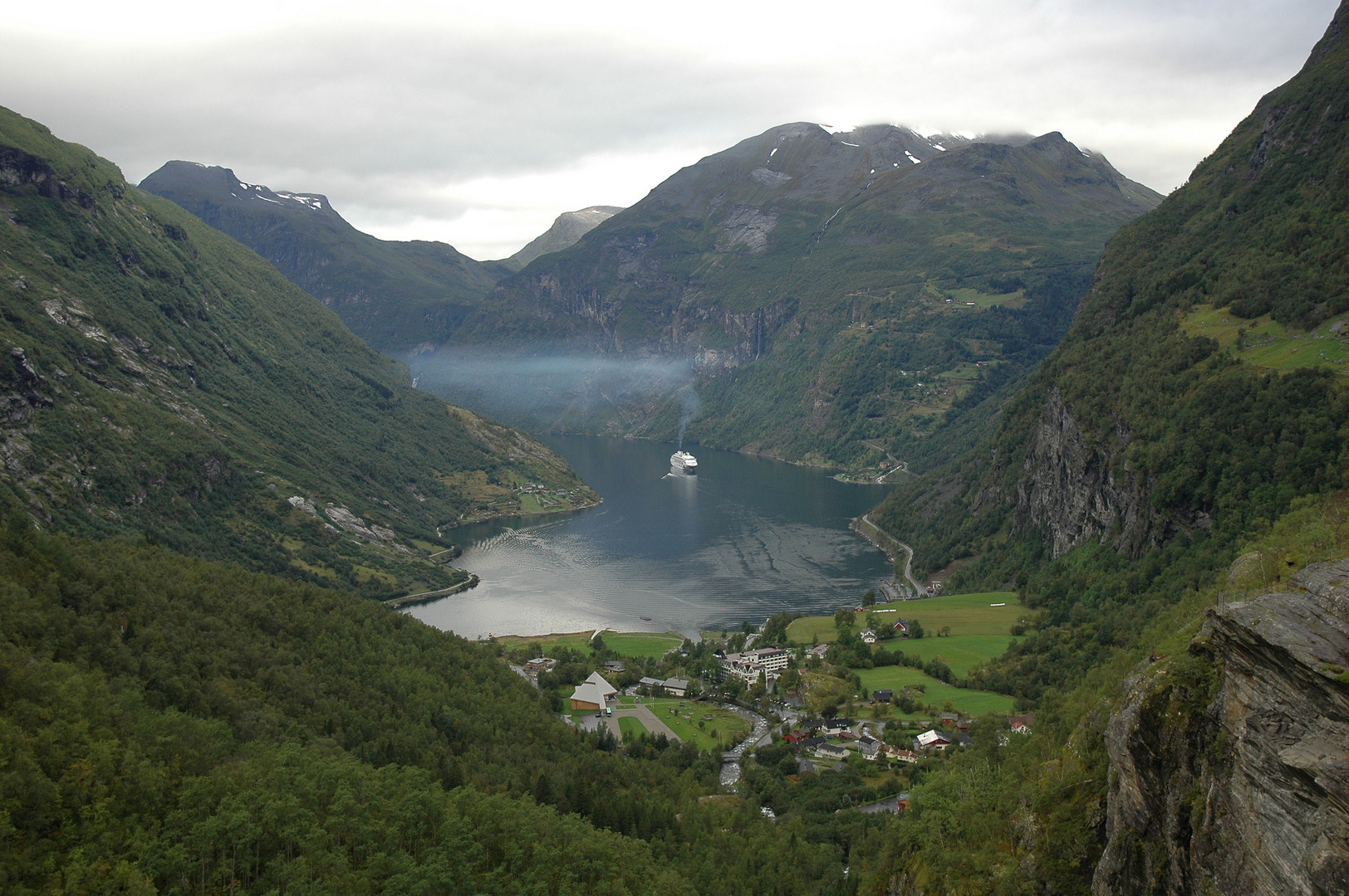 Mit der AIDAblu im Geiranger Fjord (Norwegen) 2005