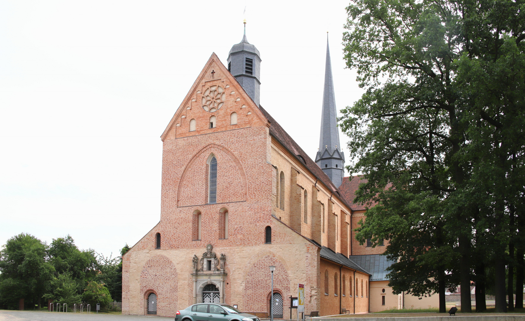 Mit der Aussenaufnahme der Klosterkirche....