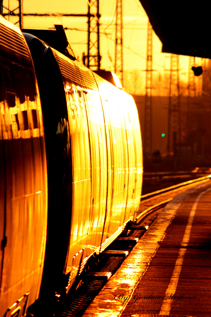 Mit der Bahn in den Sonnenuntergang ;)