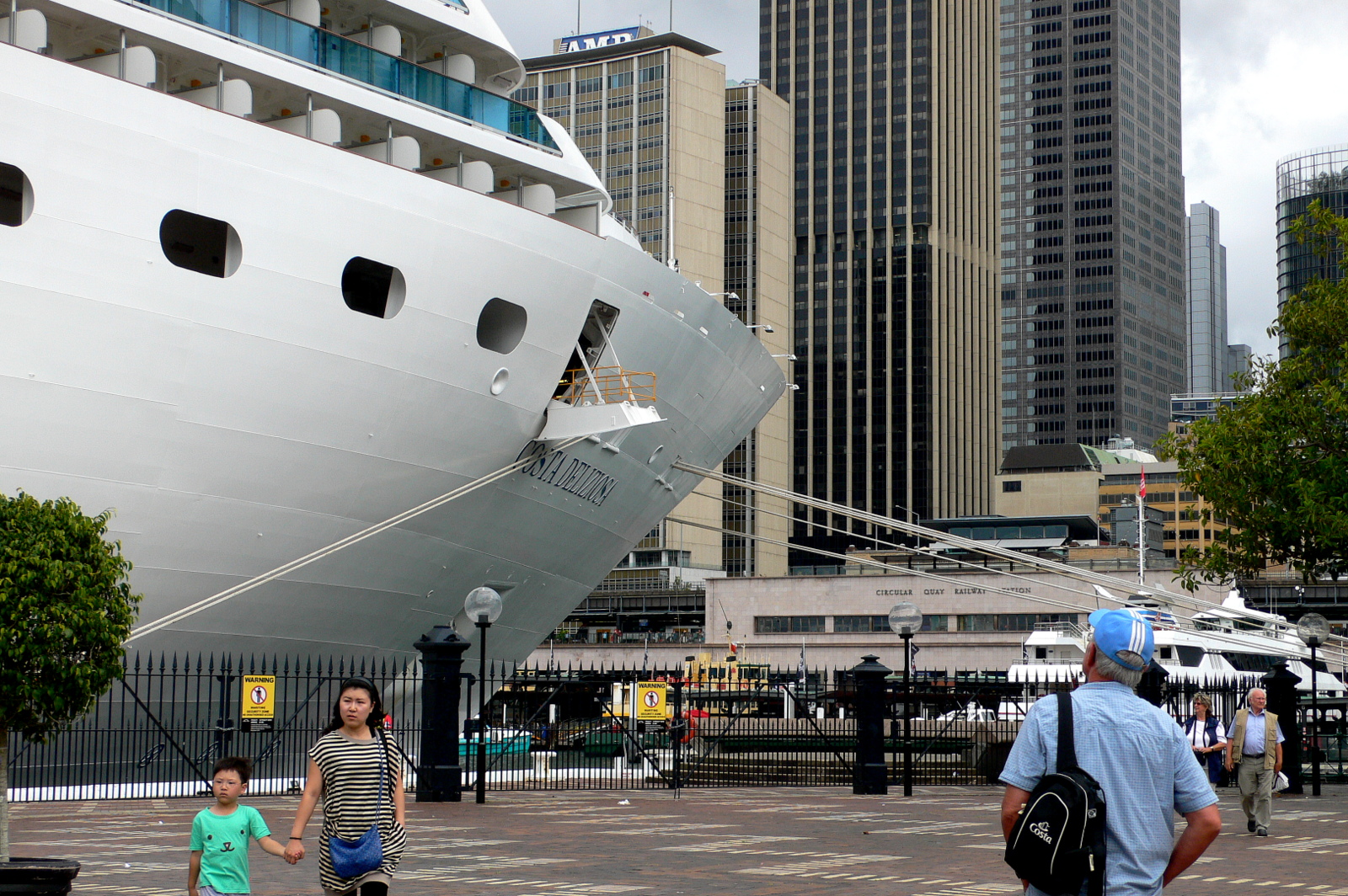 Mit der Bugspitze mitten in der City von Sydney