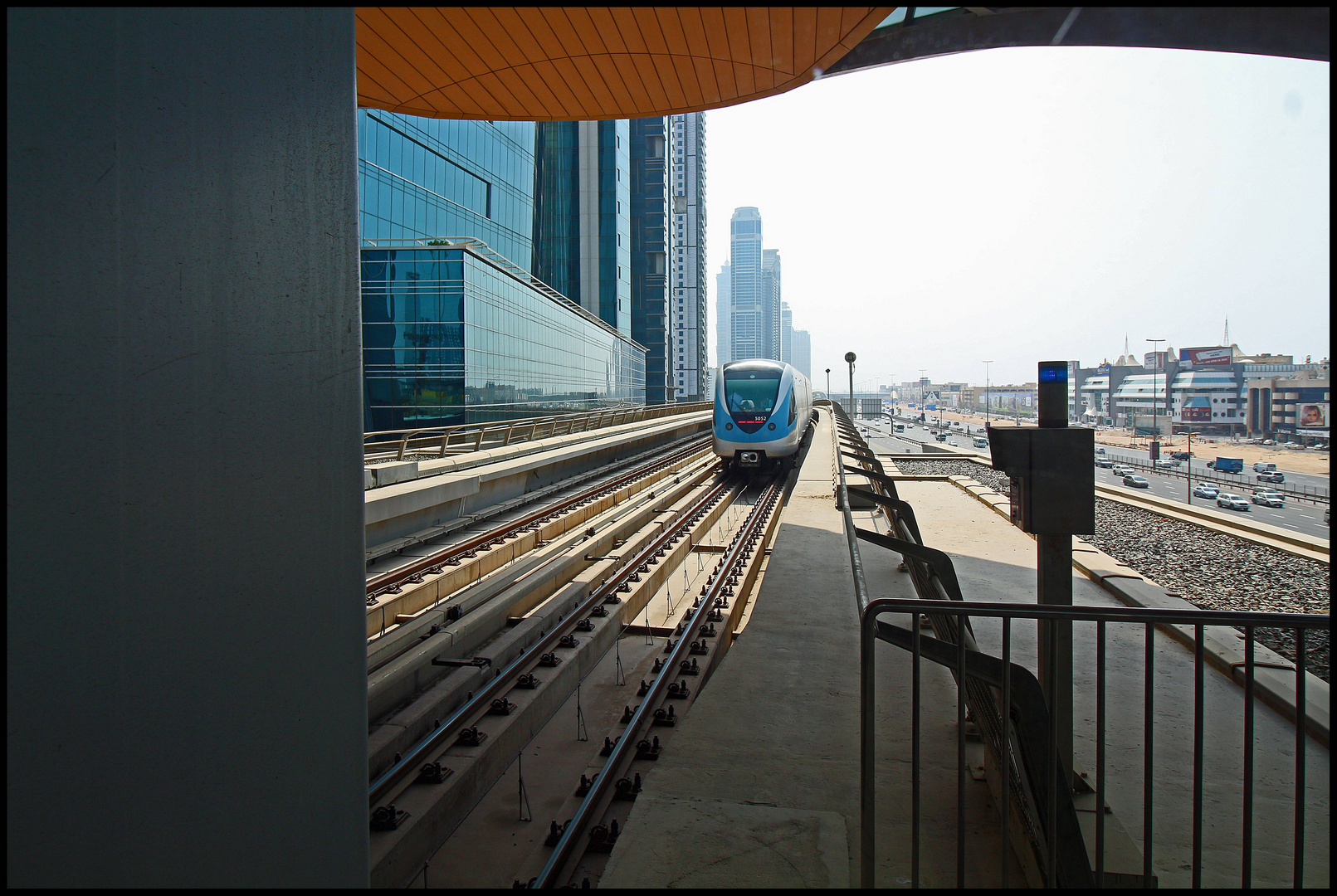 mit der "Dubai Metro" ab in die City