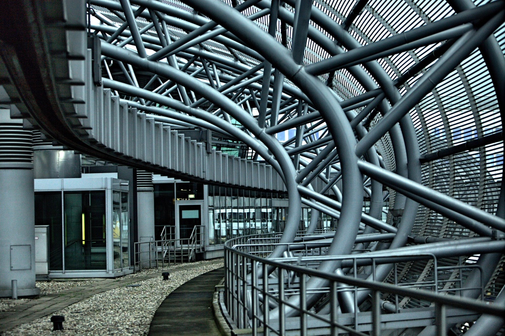 mit der Düsseldorfer Schwebebahn ..dem Skytrain