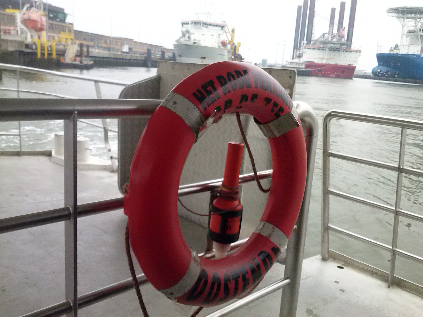 mit der fähre durch den hafen oostende